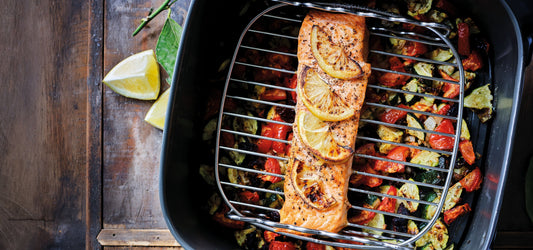 Filet de saumon grillé avec courgettes et tomates séchées