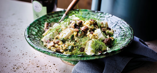 Légumes d'hiver rôtis avec couscous perlé, fromage de chèvre et raisins secs