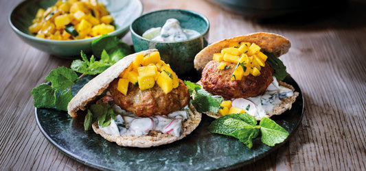 Hamburger à la sana avec salade de mangue et vinaigrette fraîche