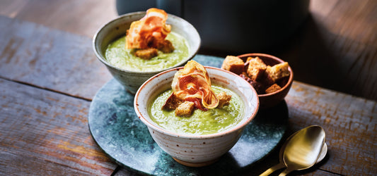 Soupe de choux de Bruxelles avec pancetta croustillante et croûtons au levain