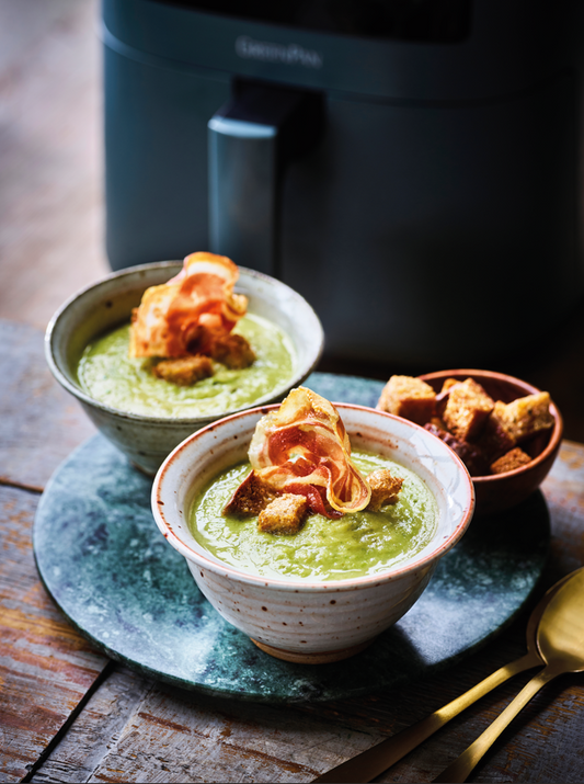 Soupe de choux de Bruxelles avec pancetta croustillante et croûtons au levain