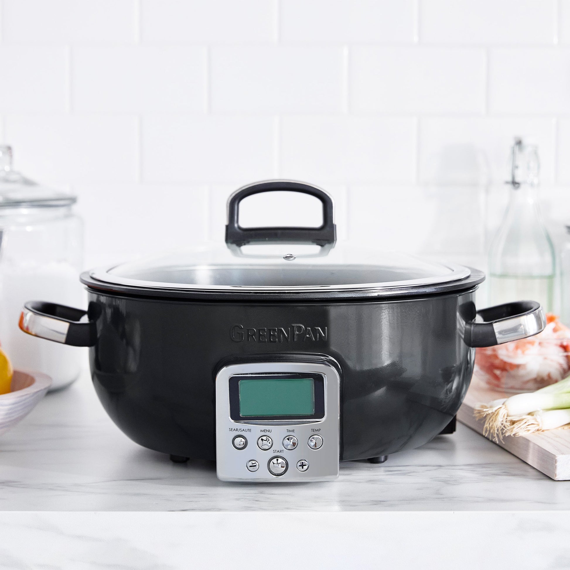 Omnicooker Black 5.6L zwart vooraanzicht